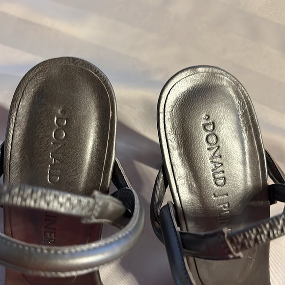 Donald J Pliner Silver Strappy-Twisted-Sling-Backs. Size 6M - Picture 8 of 10